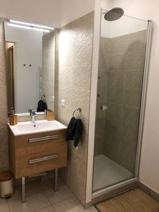 Brand New 1 Bedroom Flat With Parking- 5 Min Paris Pte De Versailles Исси-ле-Мулино Экстерьер фото